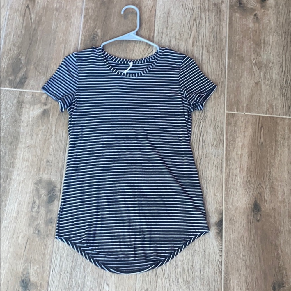 women’s LULULEMON shirt